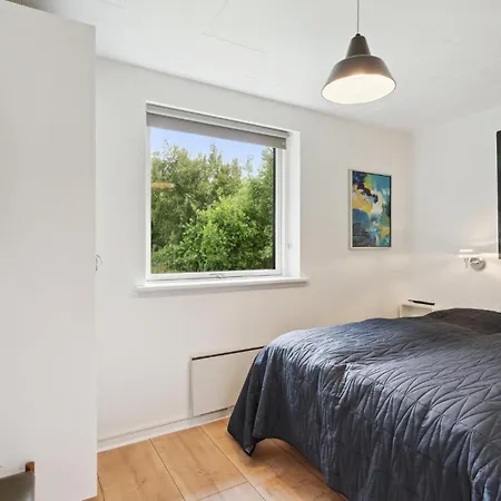 בית נופש Three-bedroom With A Fireplace 06