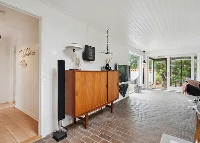 Three-bedroom With A Fireplace 06 Feriehus
